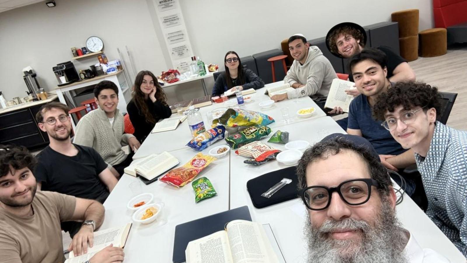 Un cours autour de la grande table