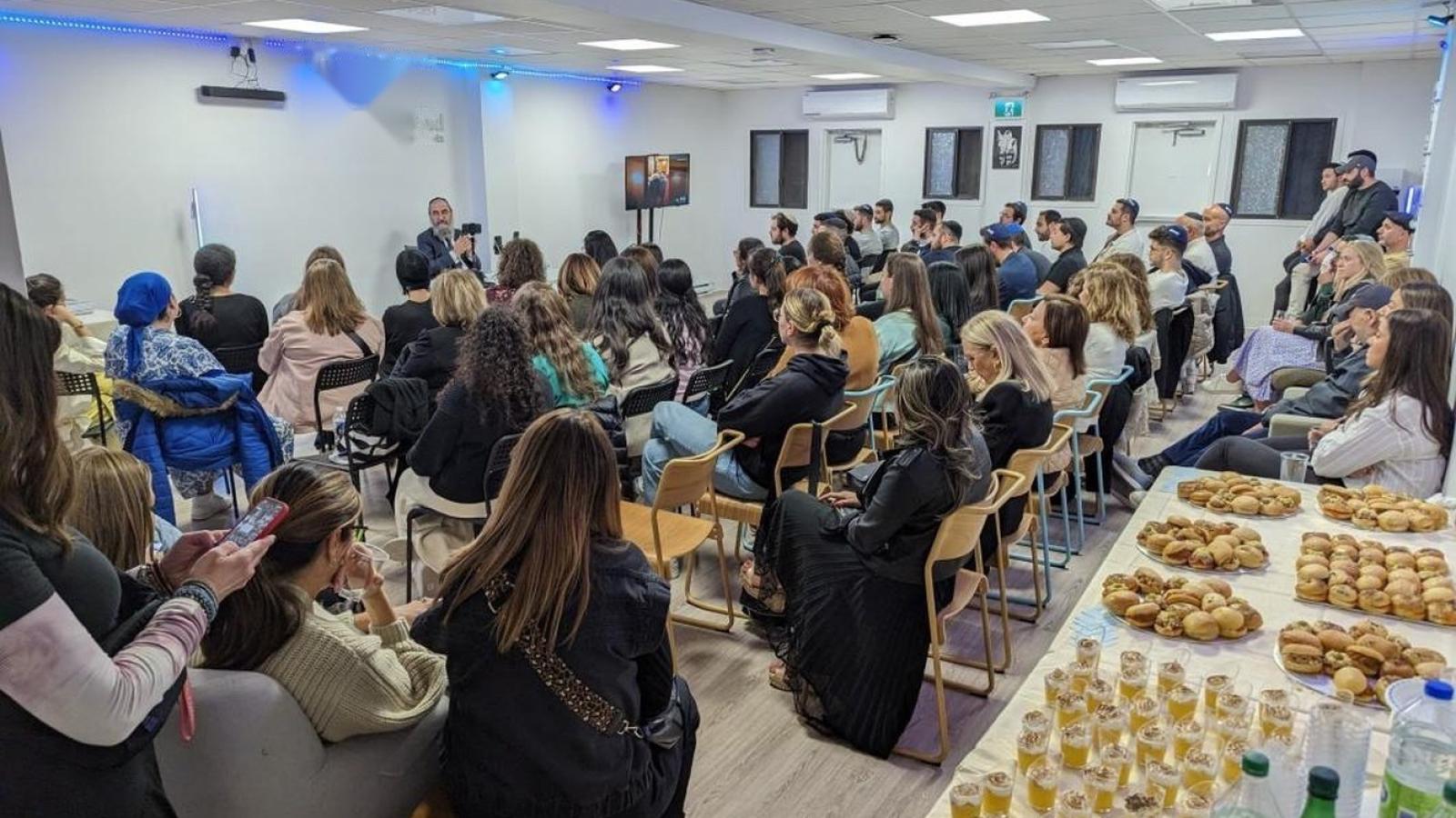 La grande salle pleine