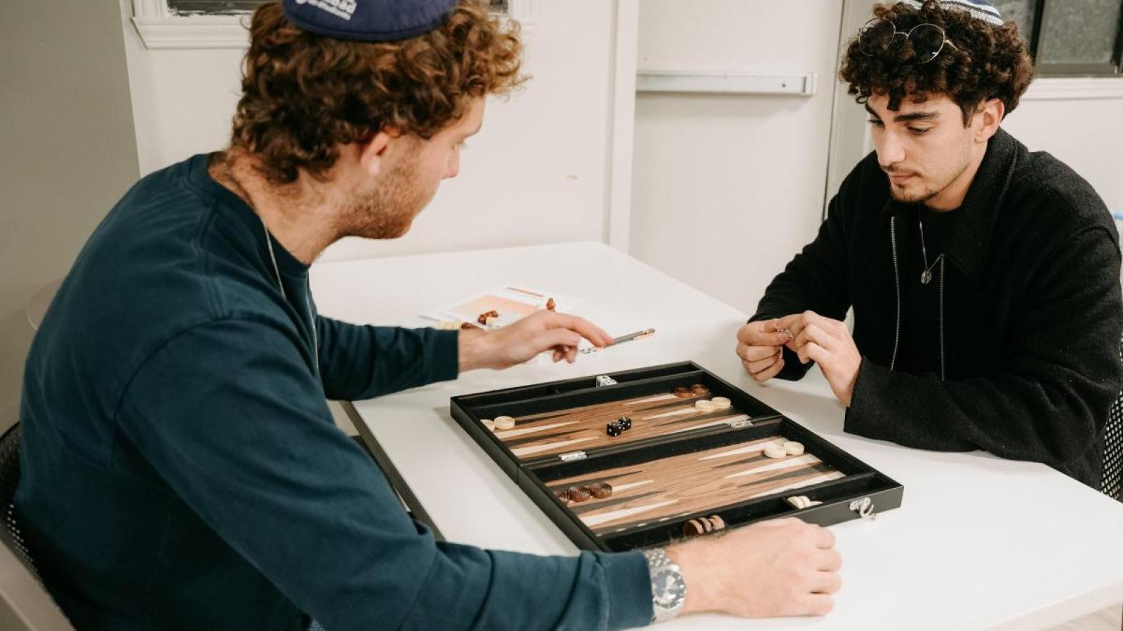 Une partie de backgammon